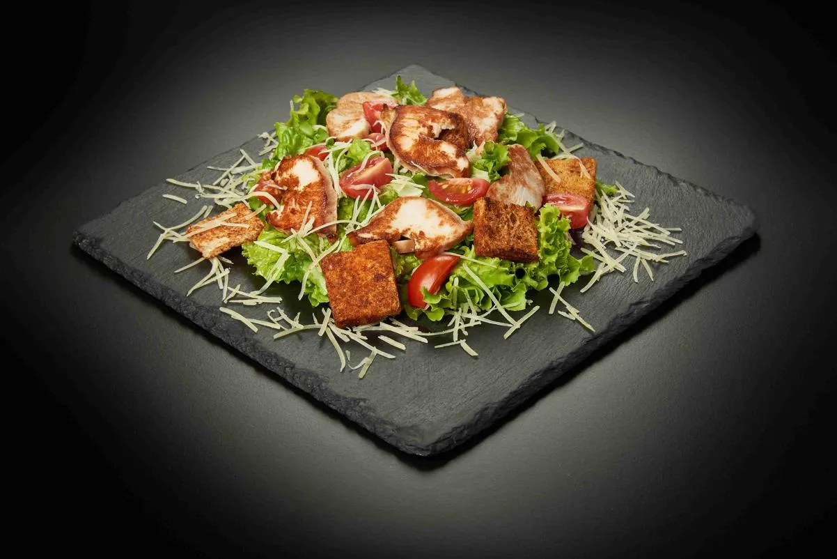 Салат Цезарь с курицей