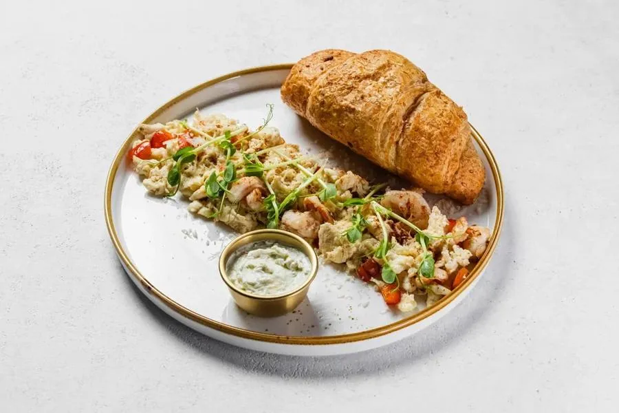 Нежный скрембл с креветками и пармезаном