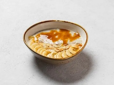 Овсяная каша с бананом и карамелью
