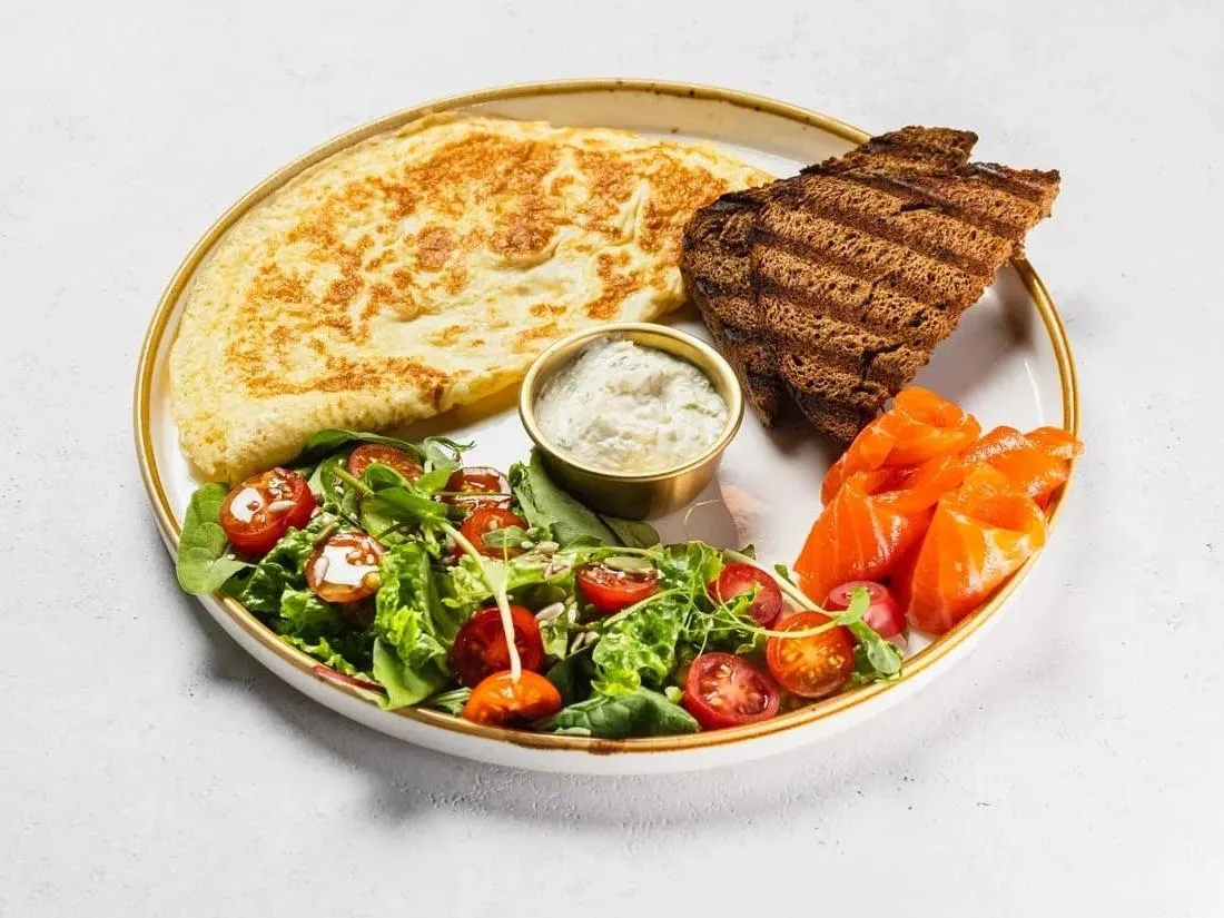 Омлет с лососем и свежим салатом